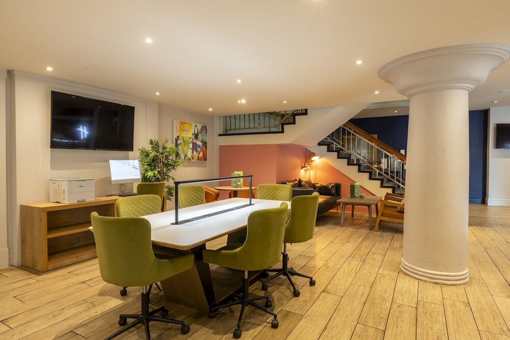 Фото Holiday Inn Cardiff City Centre