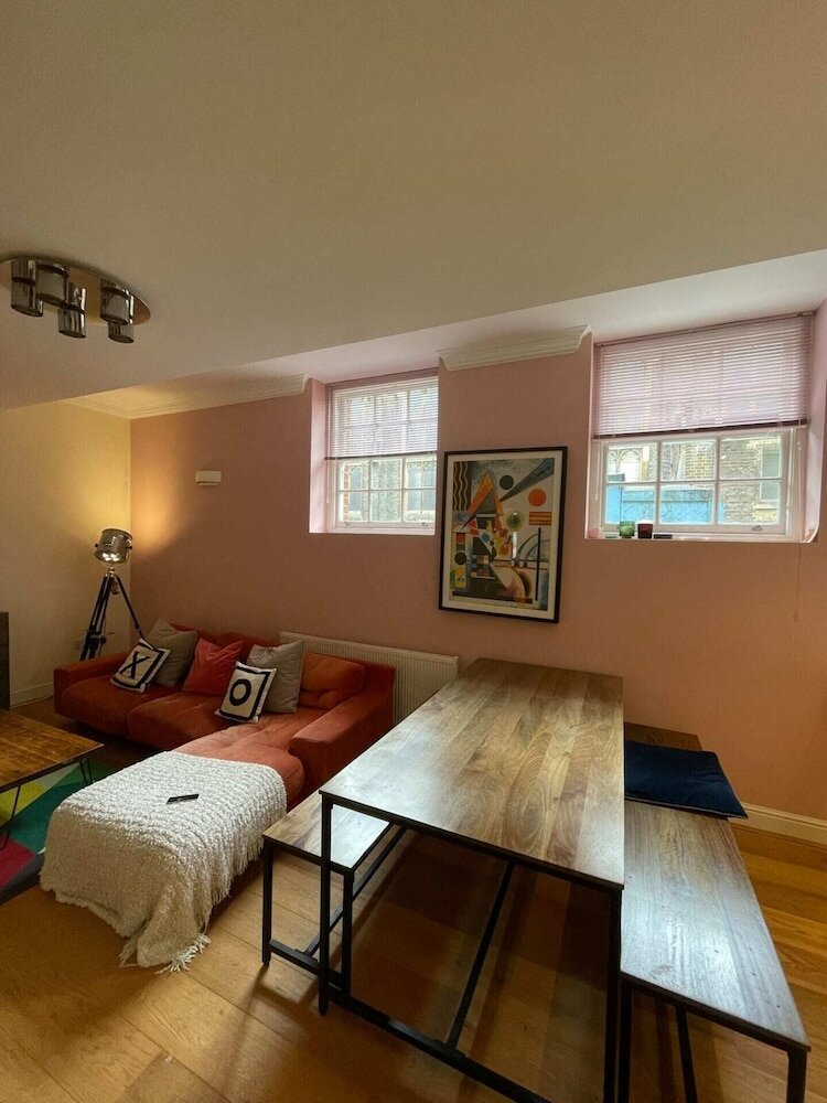 Фото Chic Victorian Flat in Private Estate - Mile End!