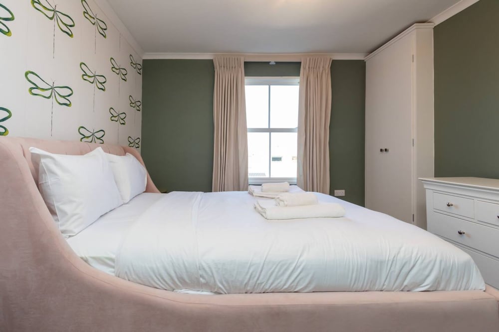 Фото Spacious & Pristine 2bd Flat - Balham