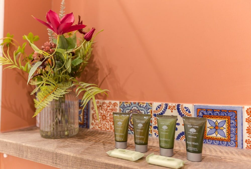 Фото Bright Two Br Period Apartment in Whitechapel