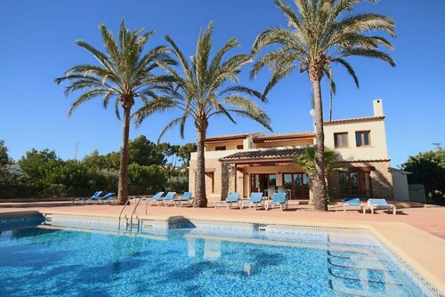 Гостиница Private 4-bedroom Villa w Pool, Summer Kitchen & Expansive Living Space в Бениссе