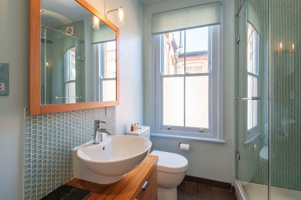 Фото Charming Home in Leafy Parsons Green