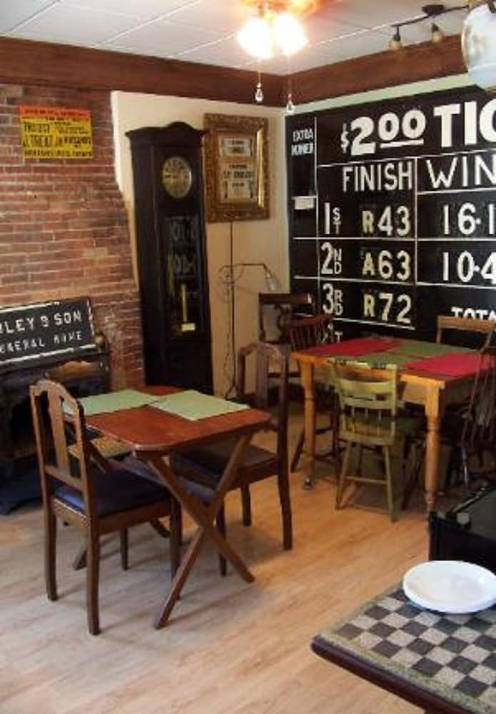 Фото Old Winterport Commercial House