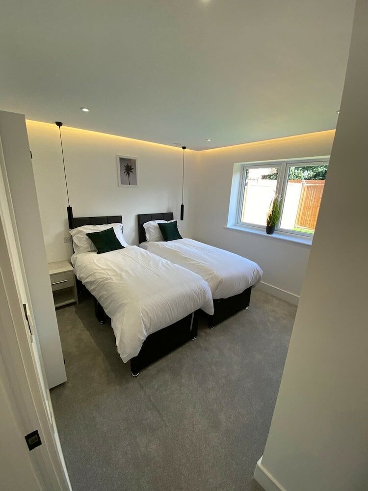 Фото Stylish 2 Bed 2 Bath Flat with Garden