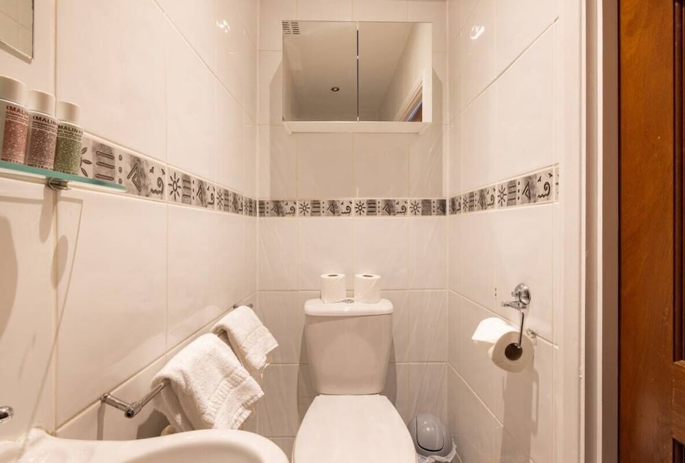 Фото The Mill Hill Wonder - Inviting 3bdr House With Garden