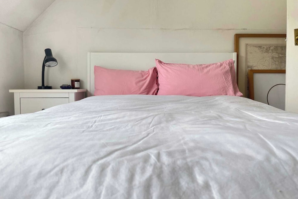 Фото Chic 2bd Home w Private Garden - New Cross!