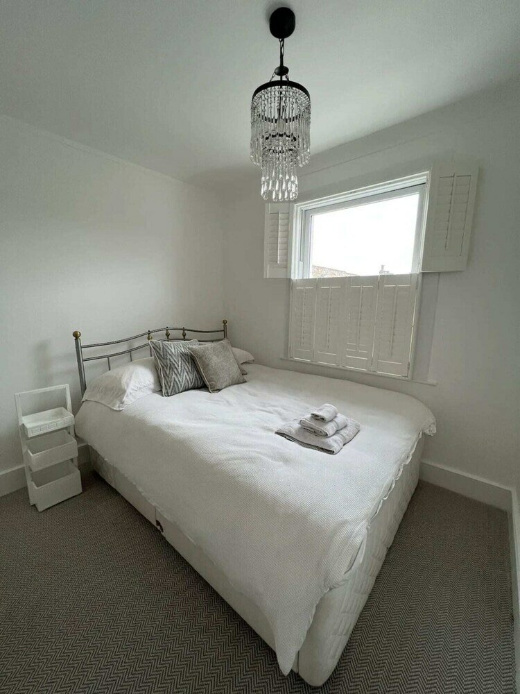 Фото Gorgeous 3 Bedroom Home in Quaint Southfields