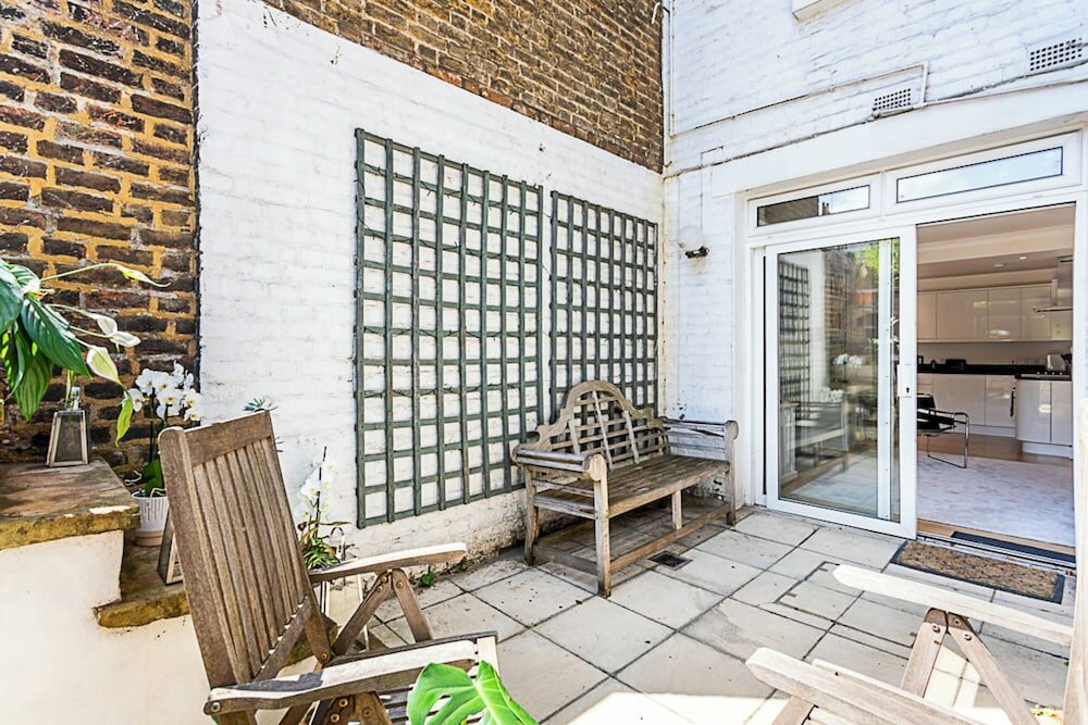 Фото Kensington Retreat With Private Patio