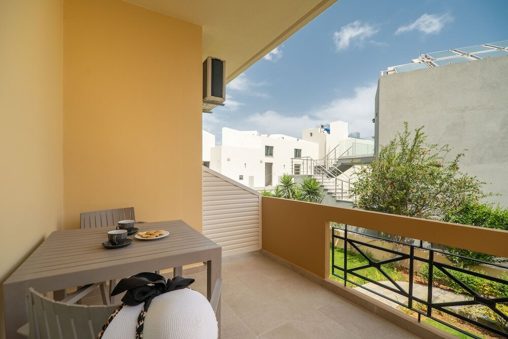 Фото Manos Beachside Apartments