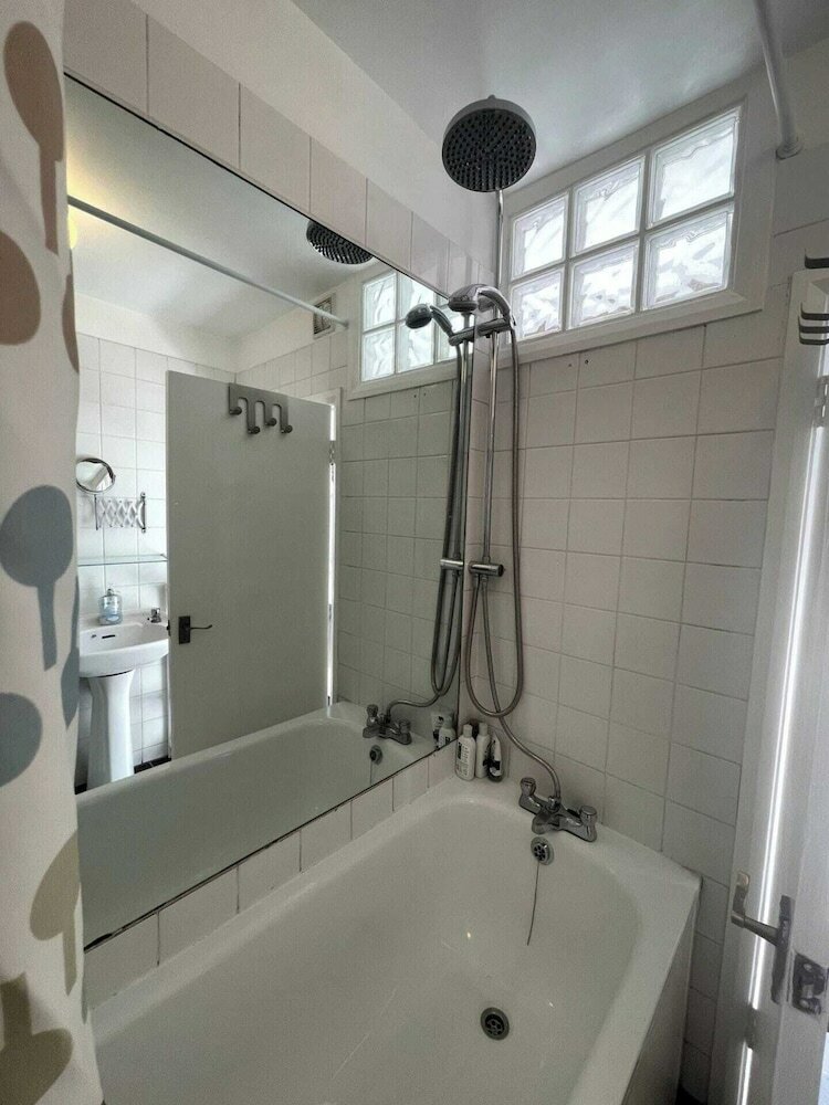 Фото Cosy & Radiant 2bd Flat - Walworth!