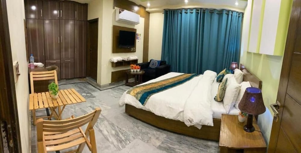 Фото Hotel Holiday