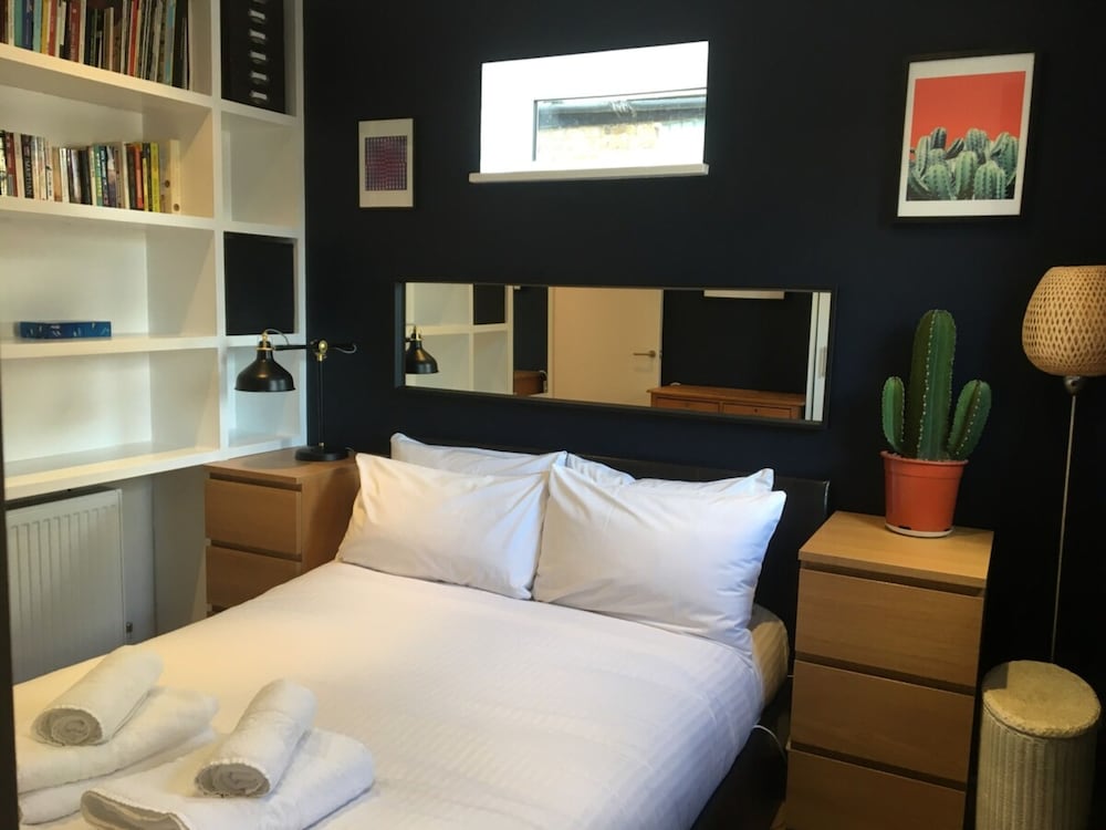 Фото Charming 1 Bed Near Tube with Parking Permit