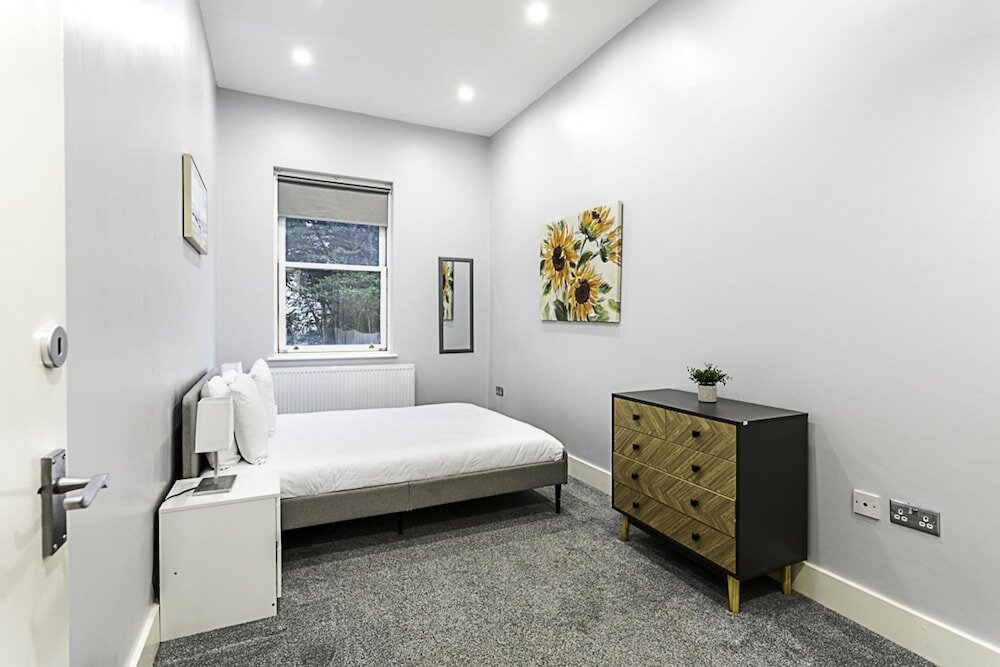 Фото Refurbished St. johns Hill Apartment