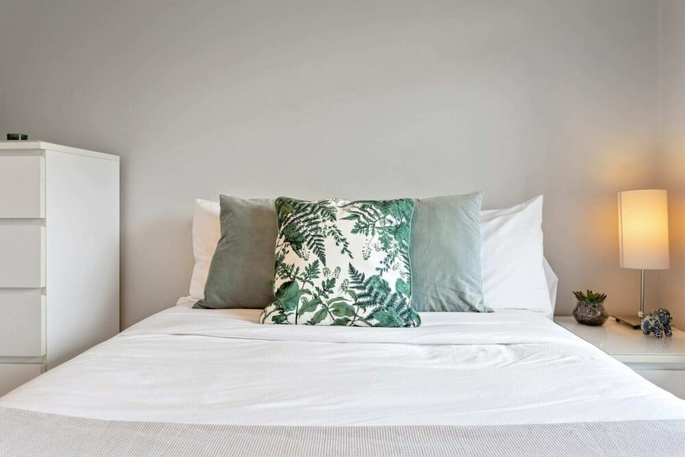 Фото Lovely 2 Bed Apartment w Balcony nr River Thames