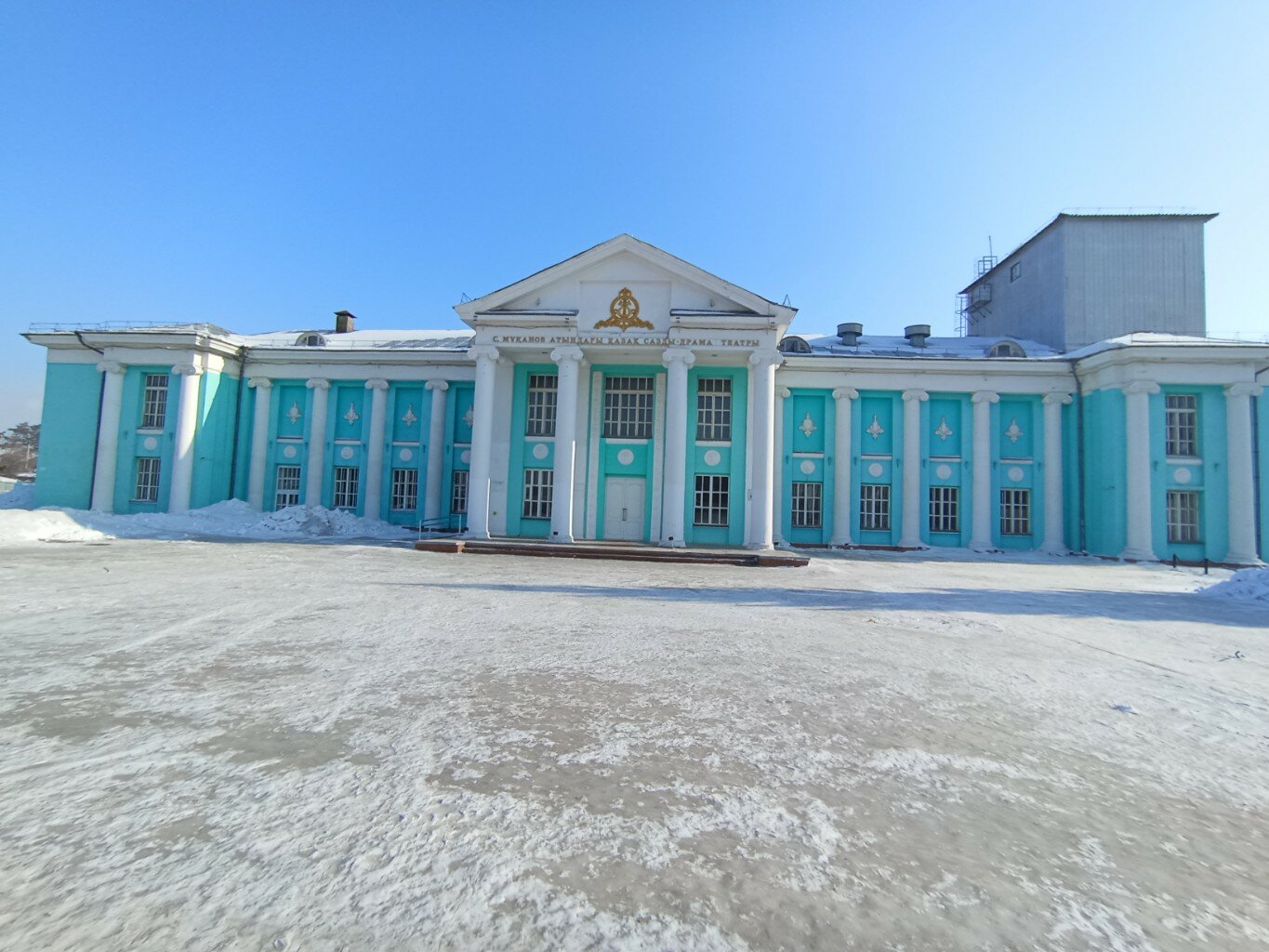 Олар есегіме бір метрлік дилдо жабыстырады