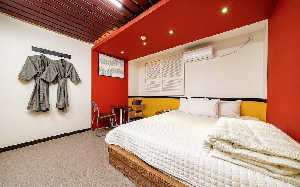 Фото Busan Daeyeondong Hotel With