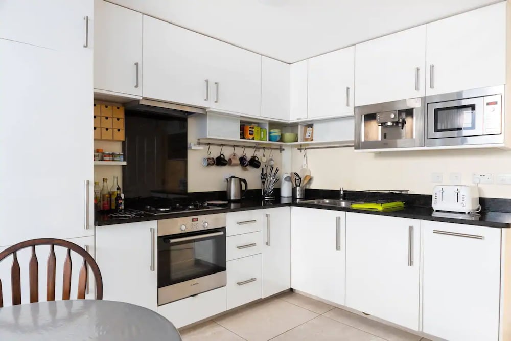 Фото Stylish 2 Bedroom Apartment in the Heart of Shepherds Bush