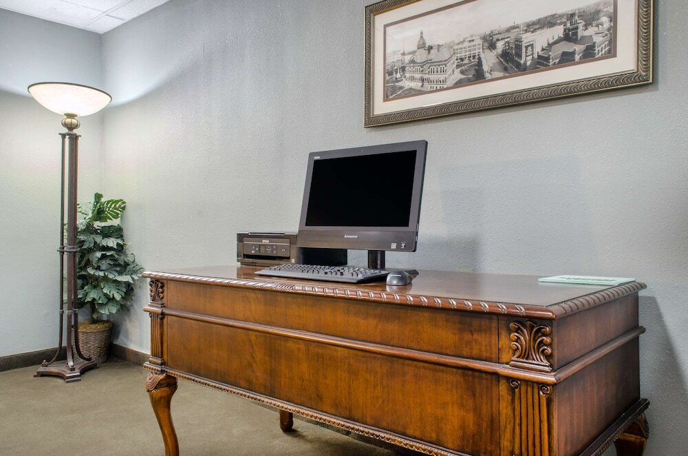 Фото Ramada by Wyndham Shreveport Airport