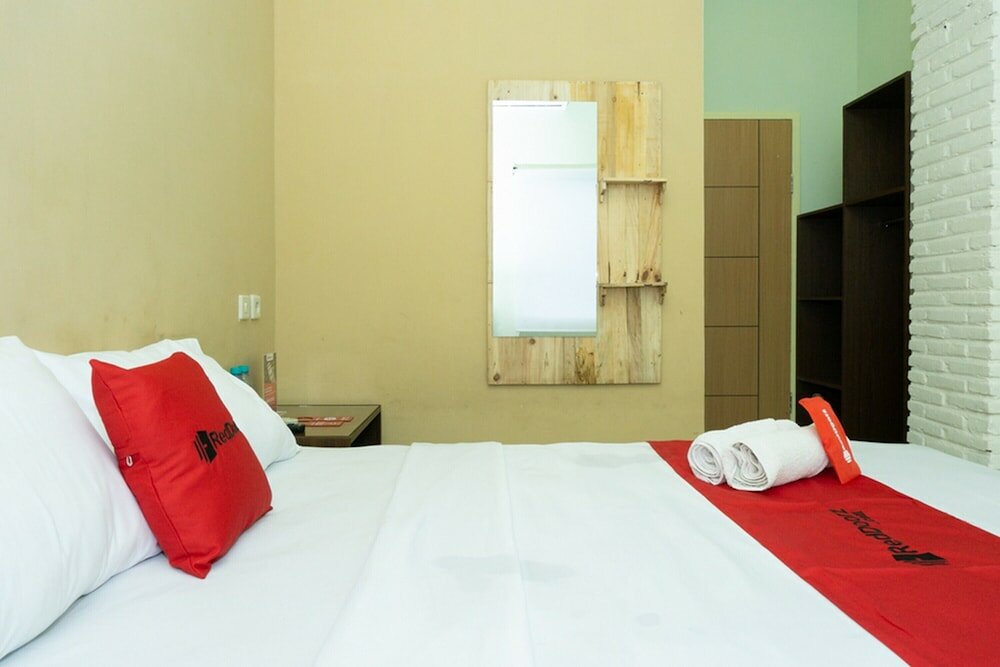 Фото RedDoorz near Alun Alun Madiun