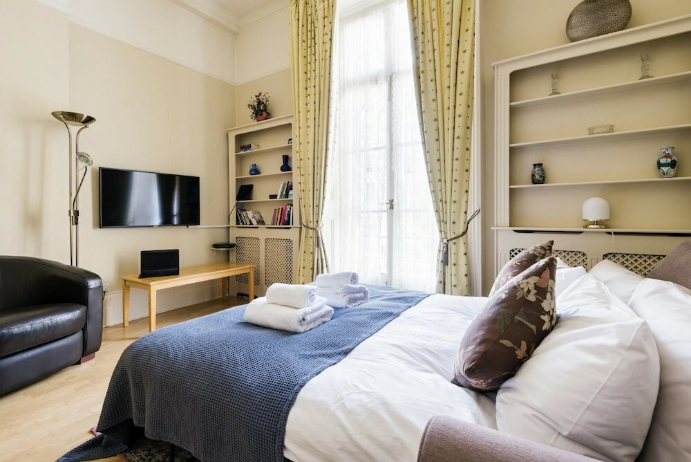 Фото Charming Victoria Home close to Buckingham Palace