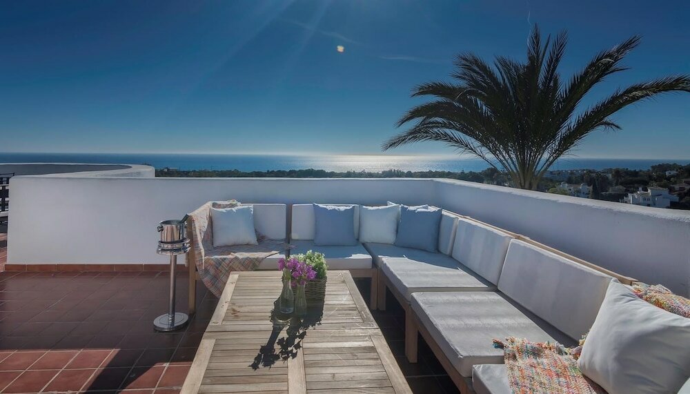 Фото Spacious Villa With Impressive Views