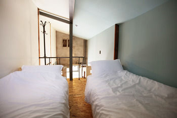 Фото Hongdae Guesthouse Pajamaparty - Hostel