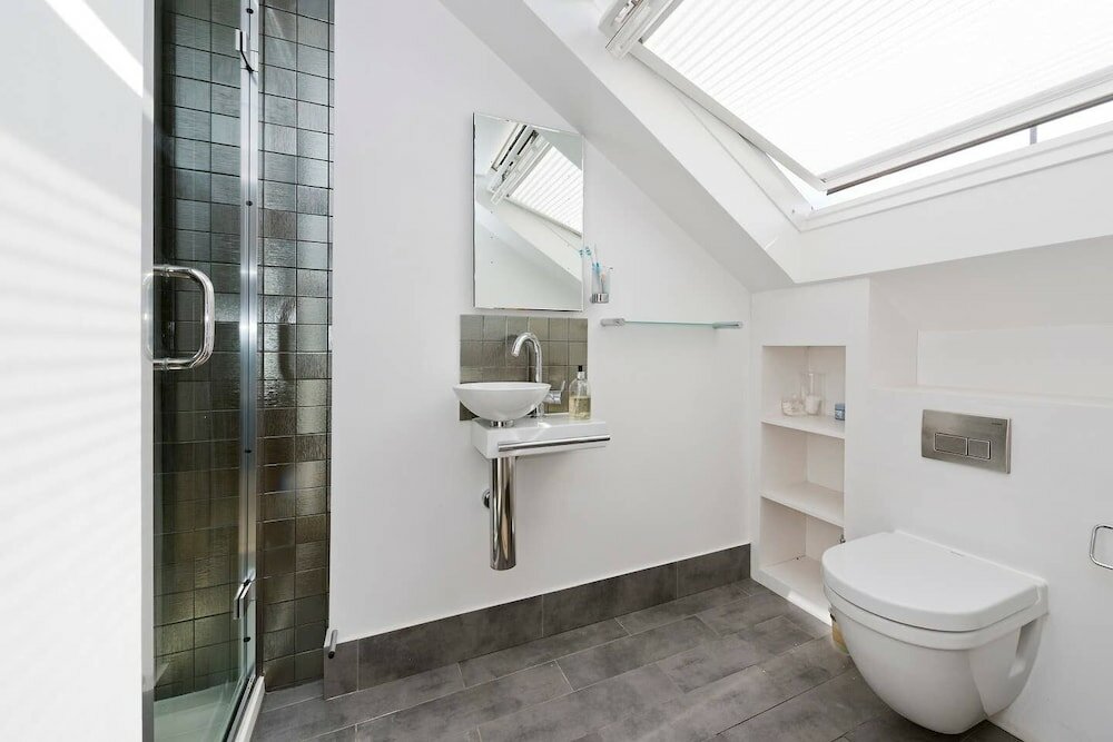 Фото Bright & Spacious 5 Bed House in Charming Putney