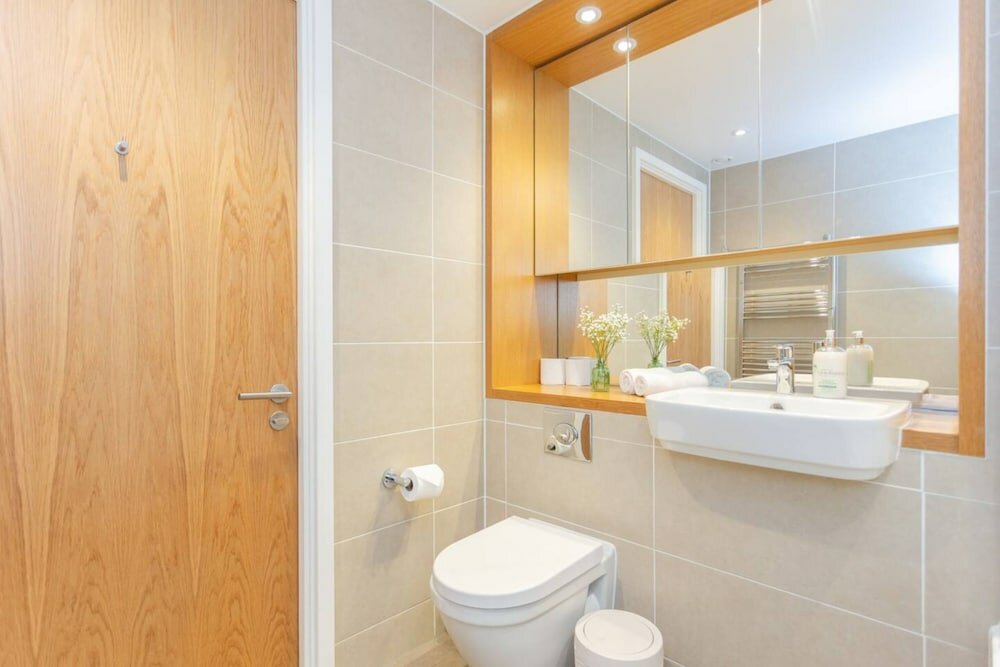 Фото Contemporary 1 Bedroom Apartment in Canning Town With Balcony