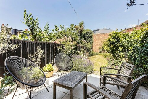Гостиница Tooting's Charming Victorian Garden Hideaway в Лондоне