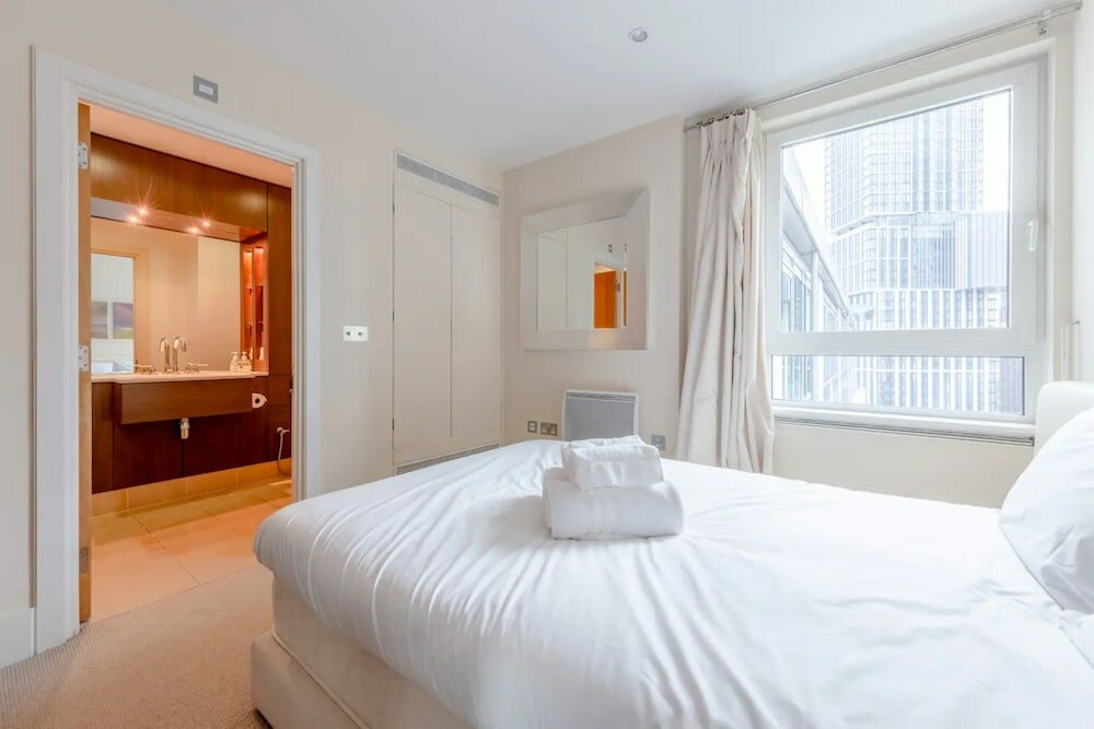 Фото Gorgeous 3 Bedroom Flat in Vauxhall With City Views