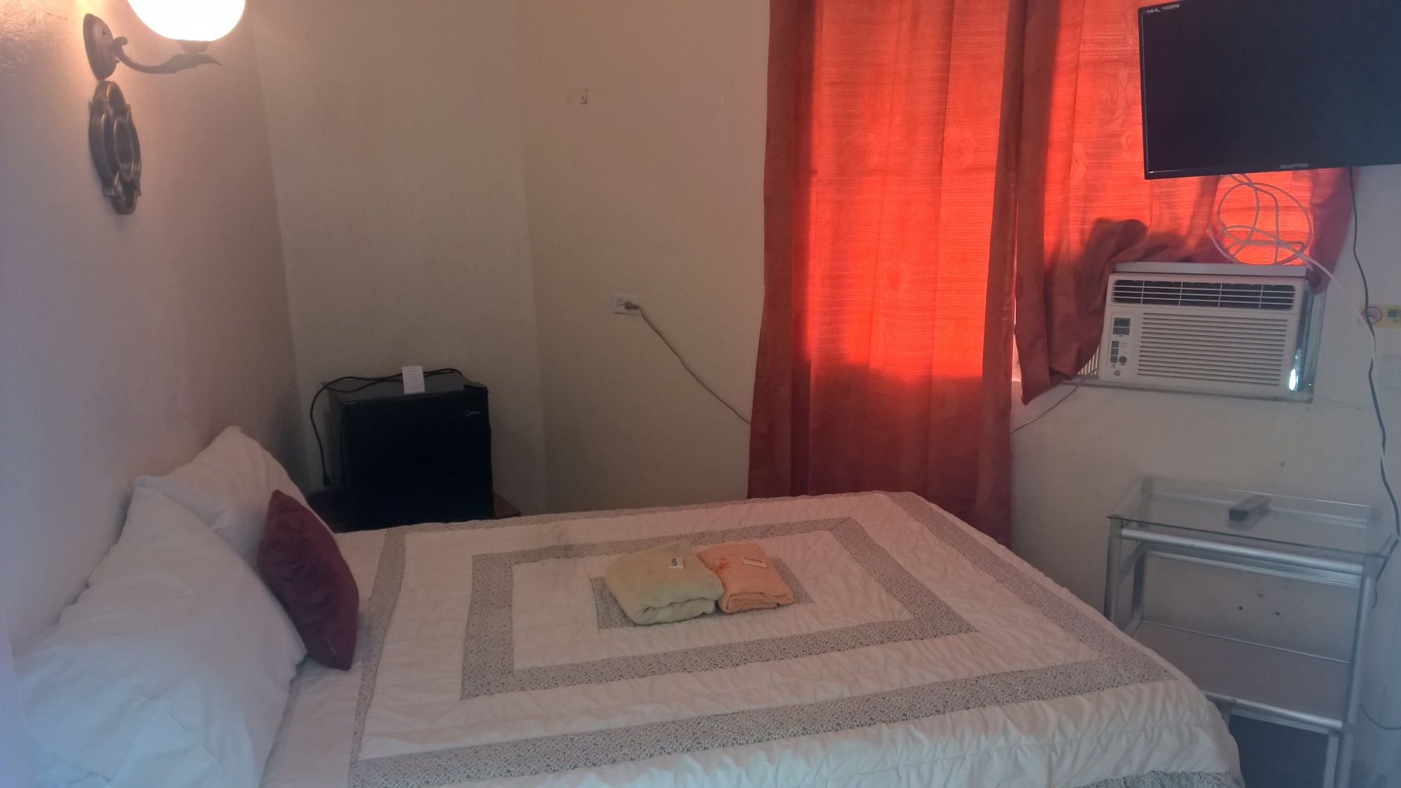 Фото The Red Hut Inn