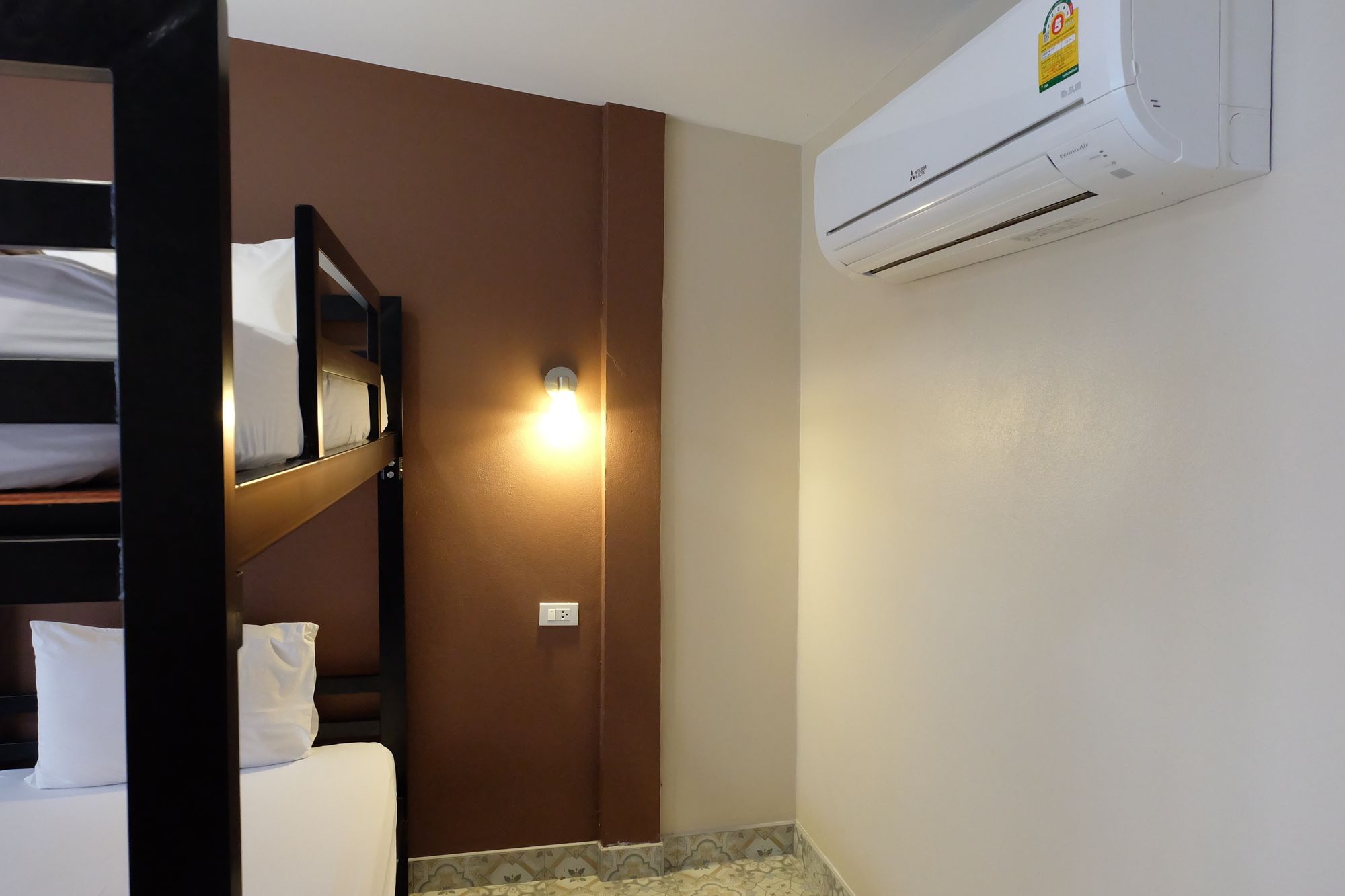 Фото Warm Well Hostel Kanchanaburi