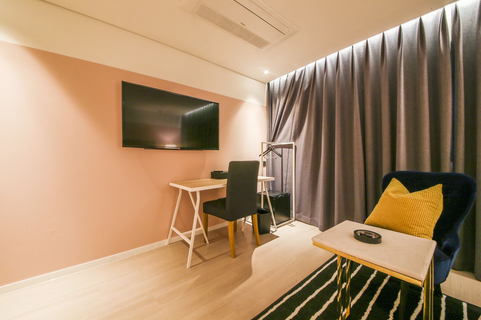 Фото Hotel Londoner Yongwon