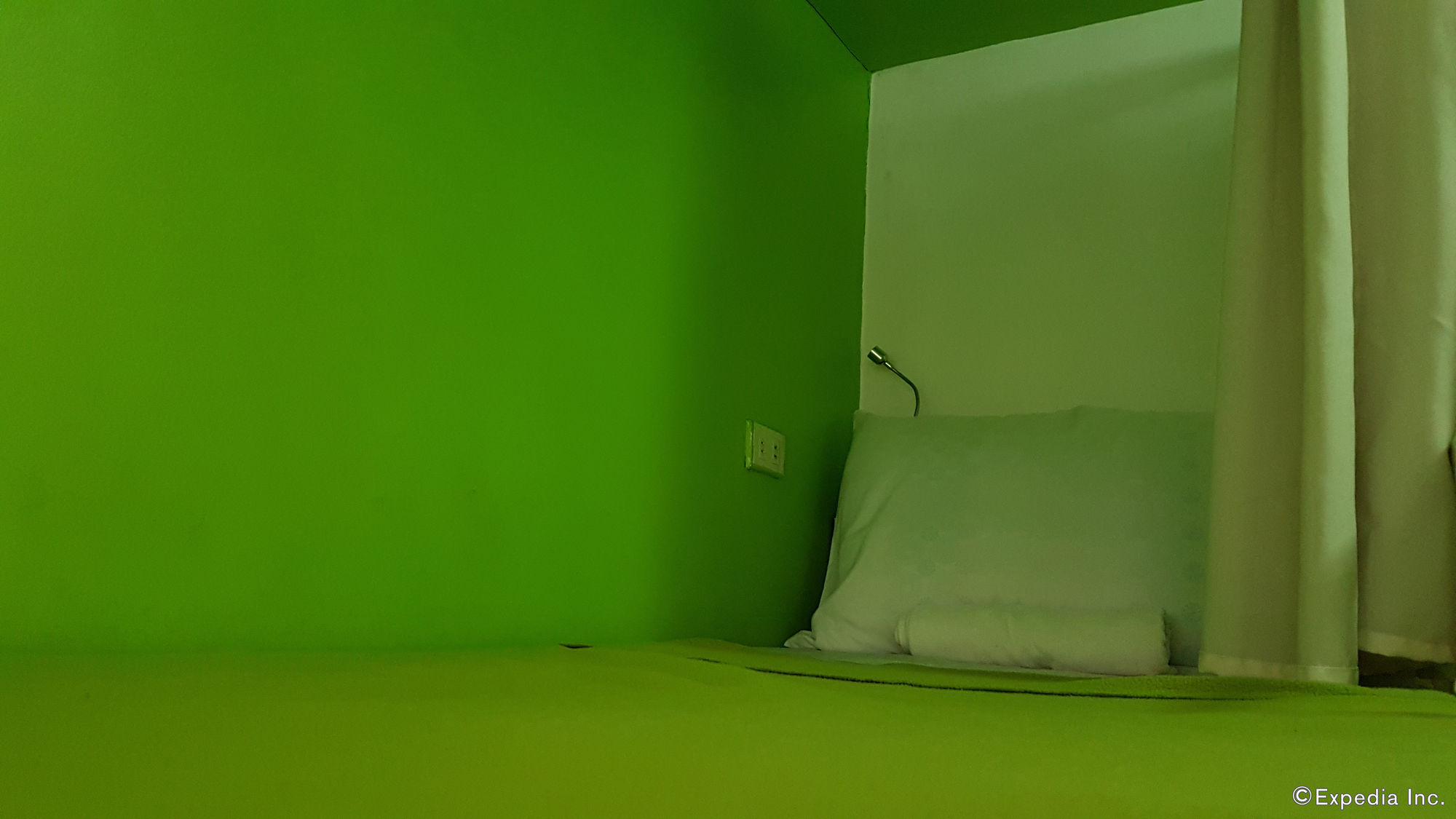 Фото Crossroads Hostel Manila