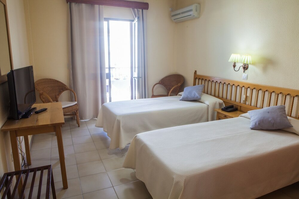 Фото Hotel Tres Jotas