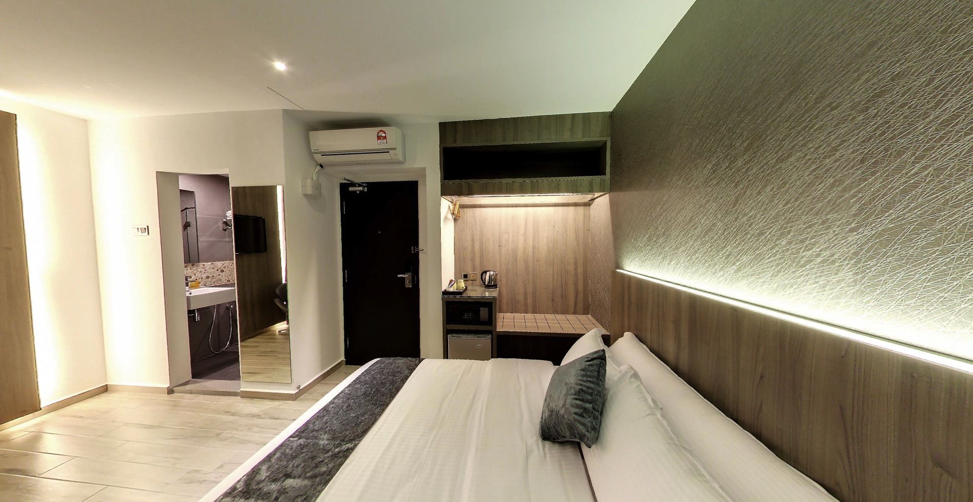 Фото Flora by Crossroads Hotel