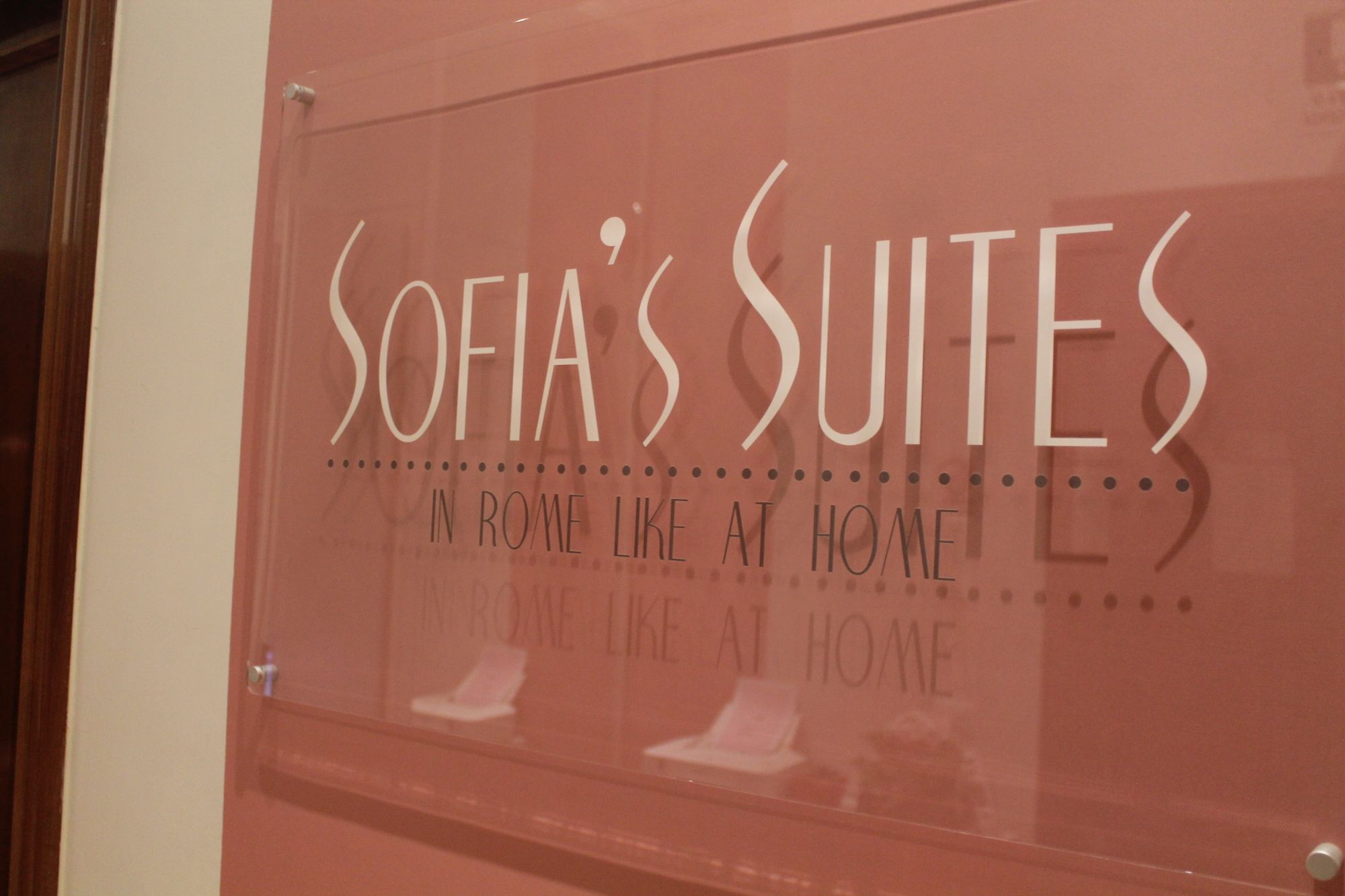 Фото Sofia's Suites Guesthouse