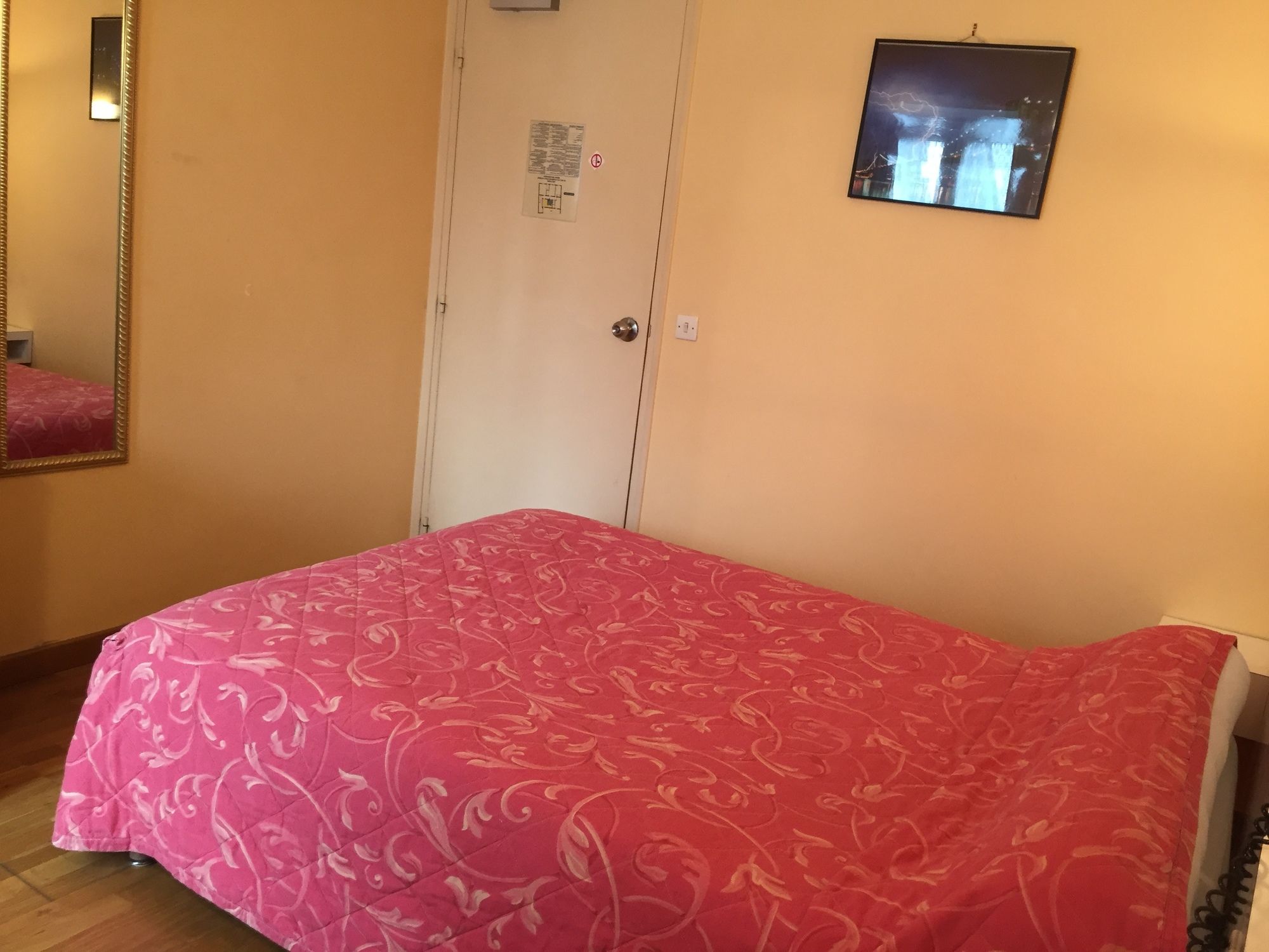 Фото Hôtel des Pyrénées