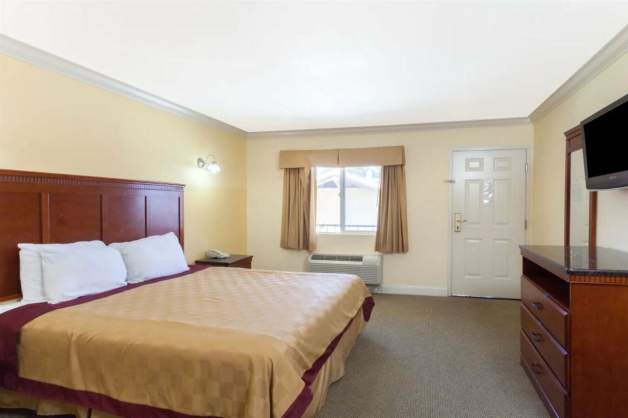 Фото Travelodge by Wyndham Brea