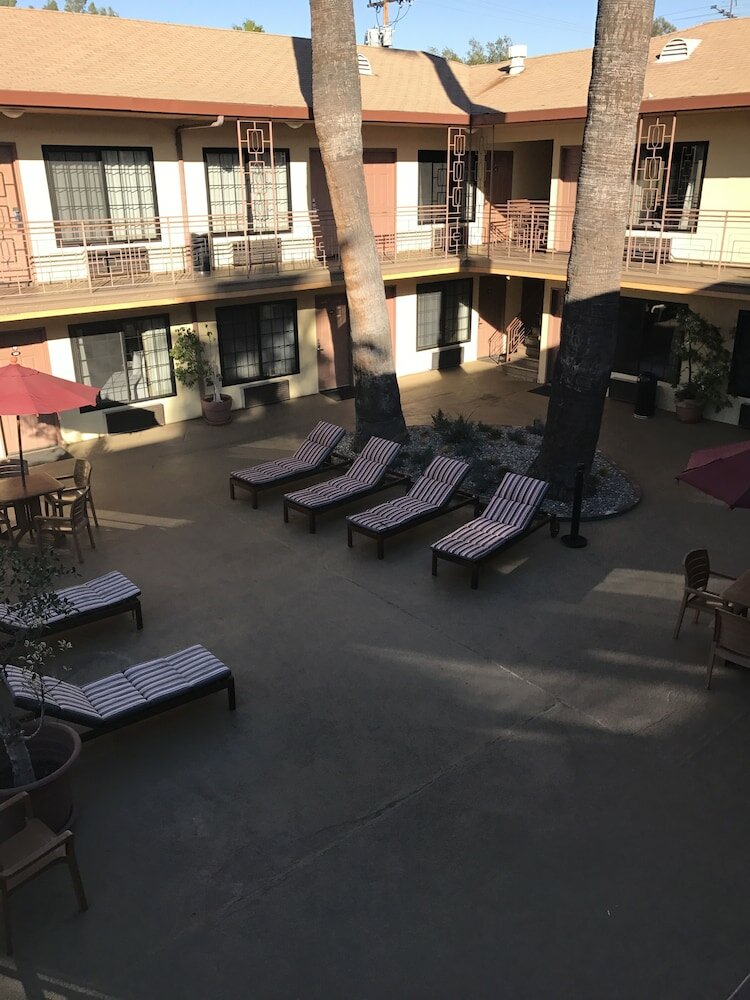 Фото Studio City Court Yard Hotel