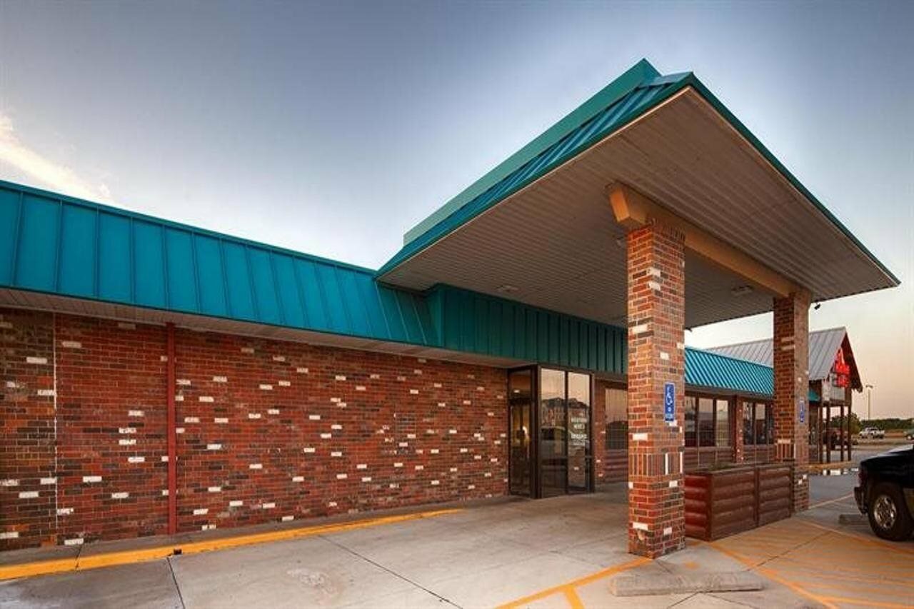 Фото Holiday Manor McPherson