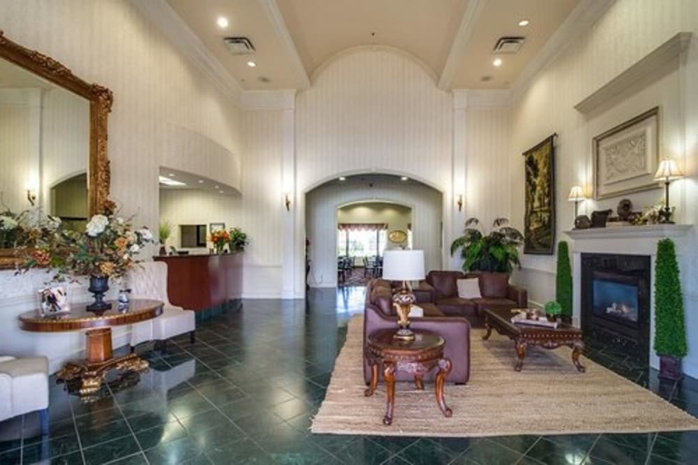 Фото Ashmore Inn & Suites