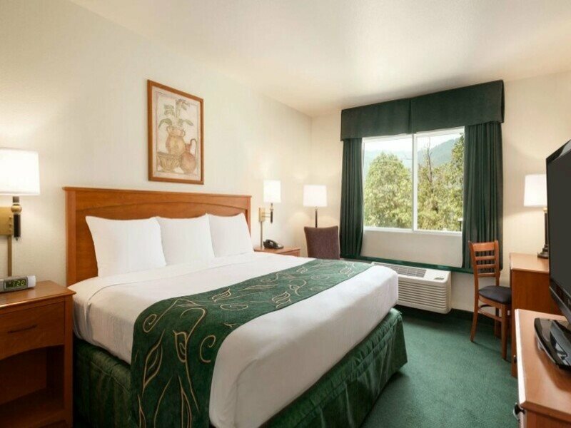 Фото Travelodge by Wyndham Dunsmuir