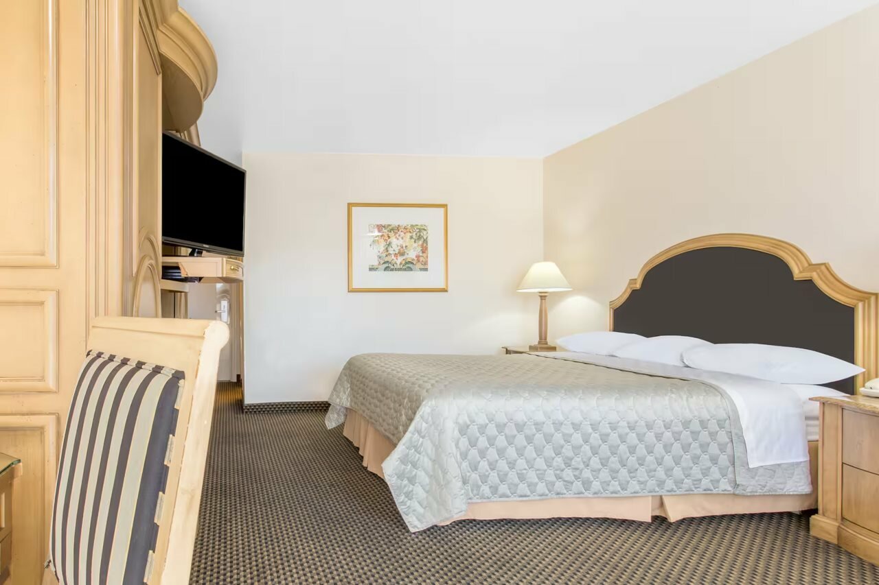 Фото Days Inn by Wyndham Modesto