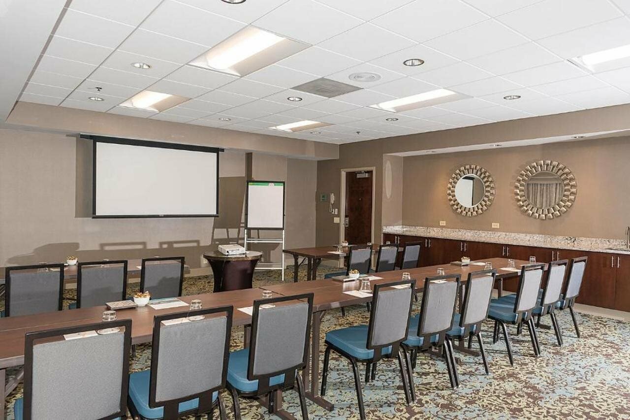 Фото Doubletree by Hilton Charlotte - Gateway Village