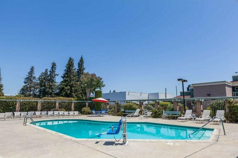 Гостиница Days Inn & Suites by Wyndham Sunnyvale в Саннивейле