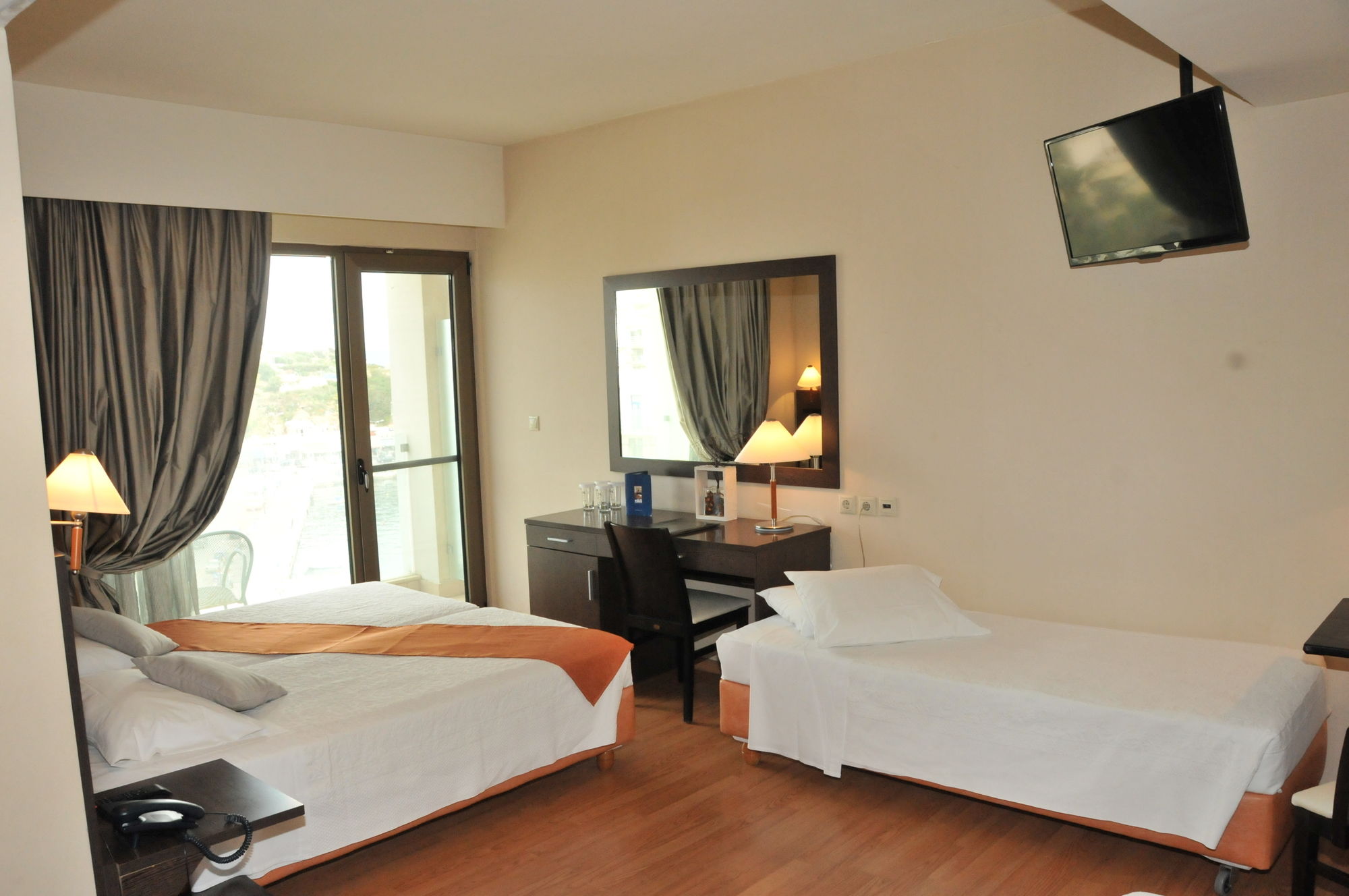 Фото Avra Hotel