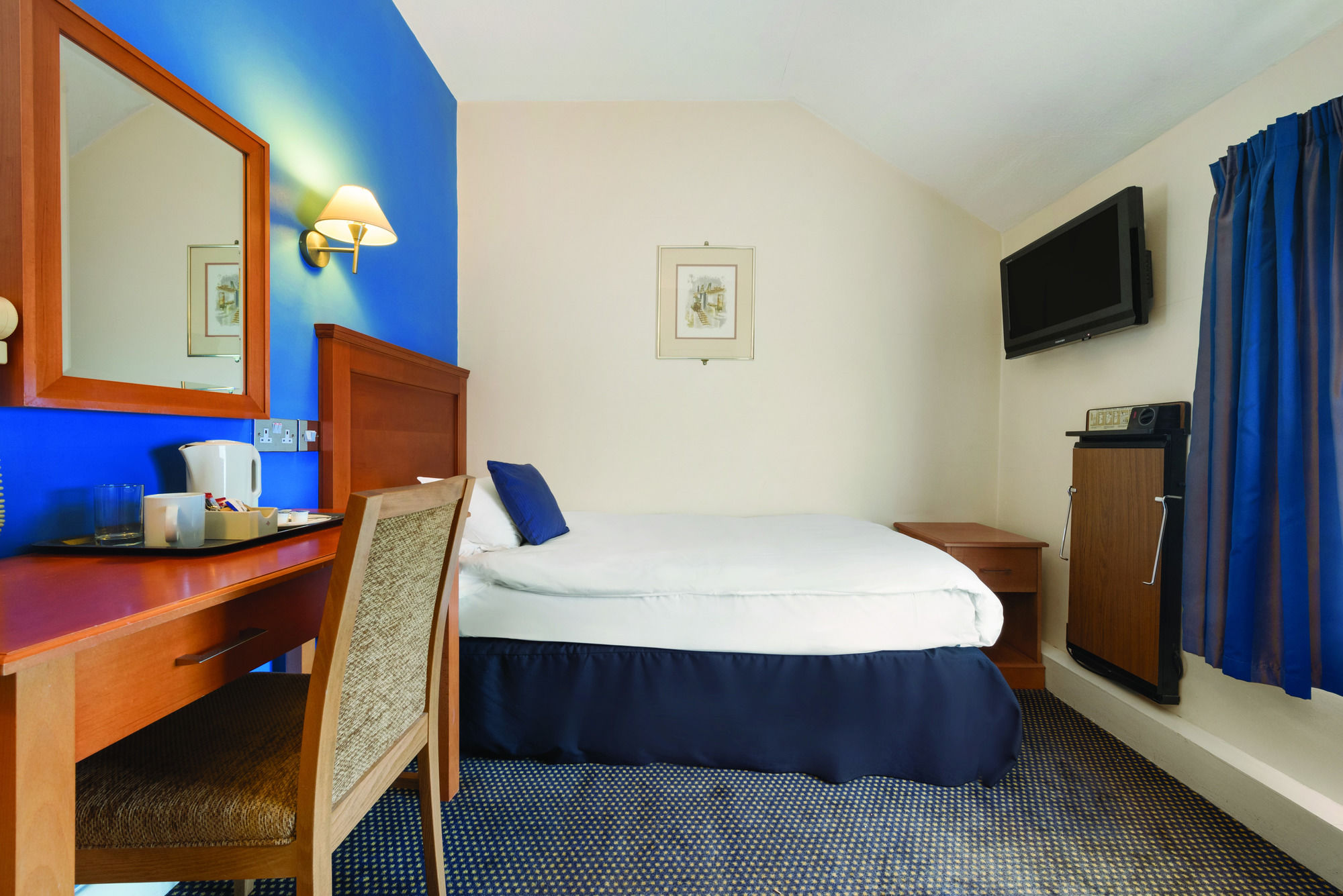 Фото Ramada by Wyndham Loughborough Hotel