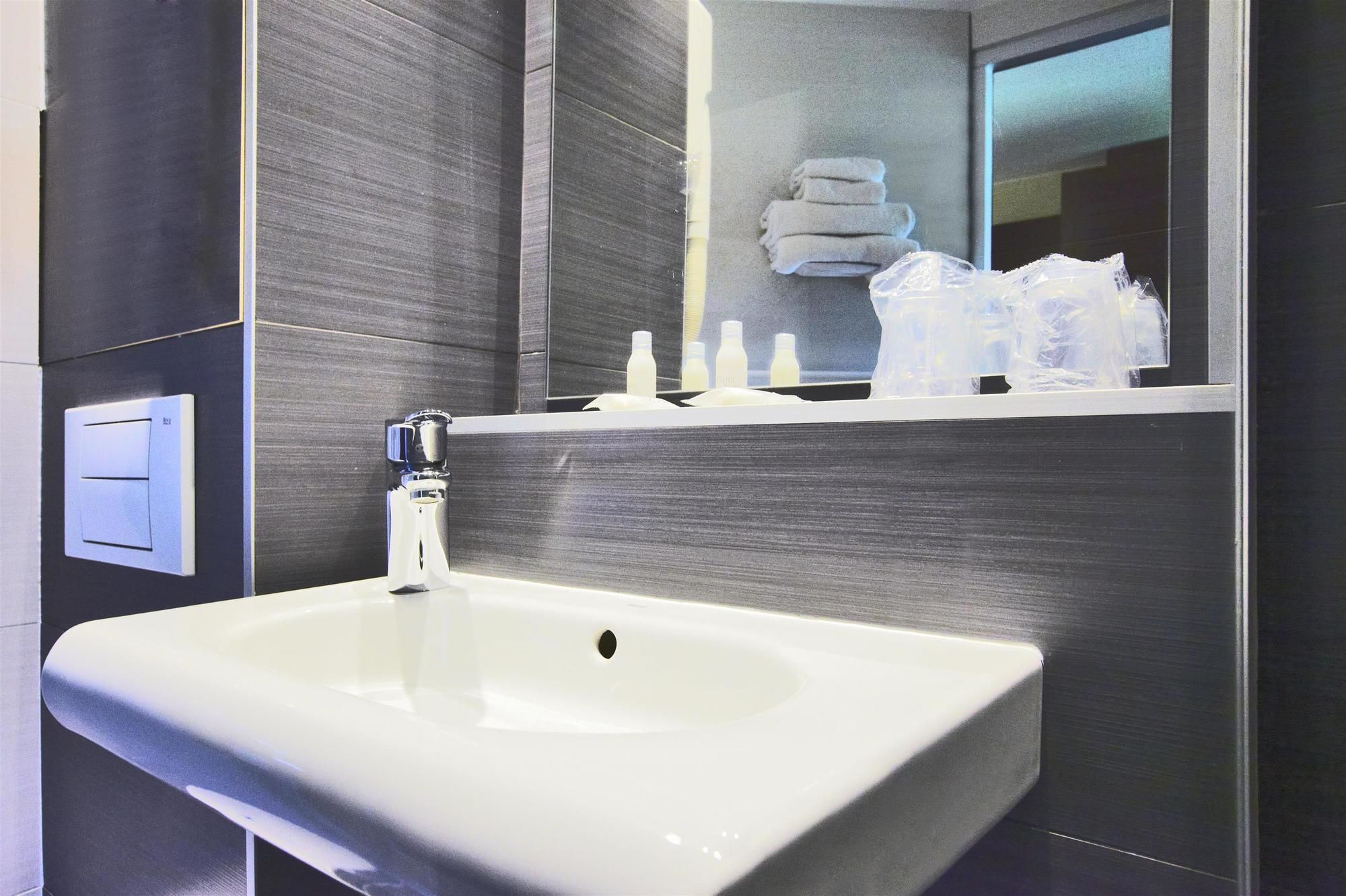 Фото Kyriad Bordeaux- Lormont