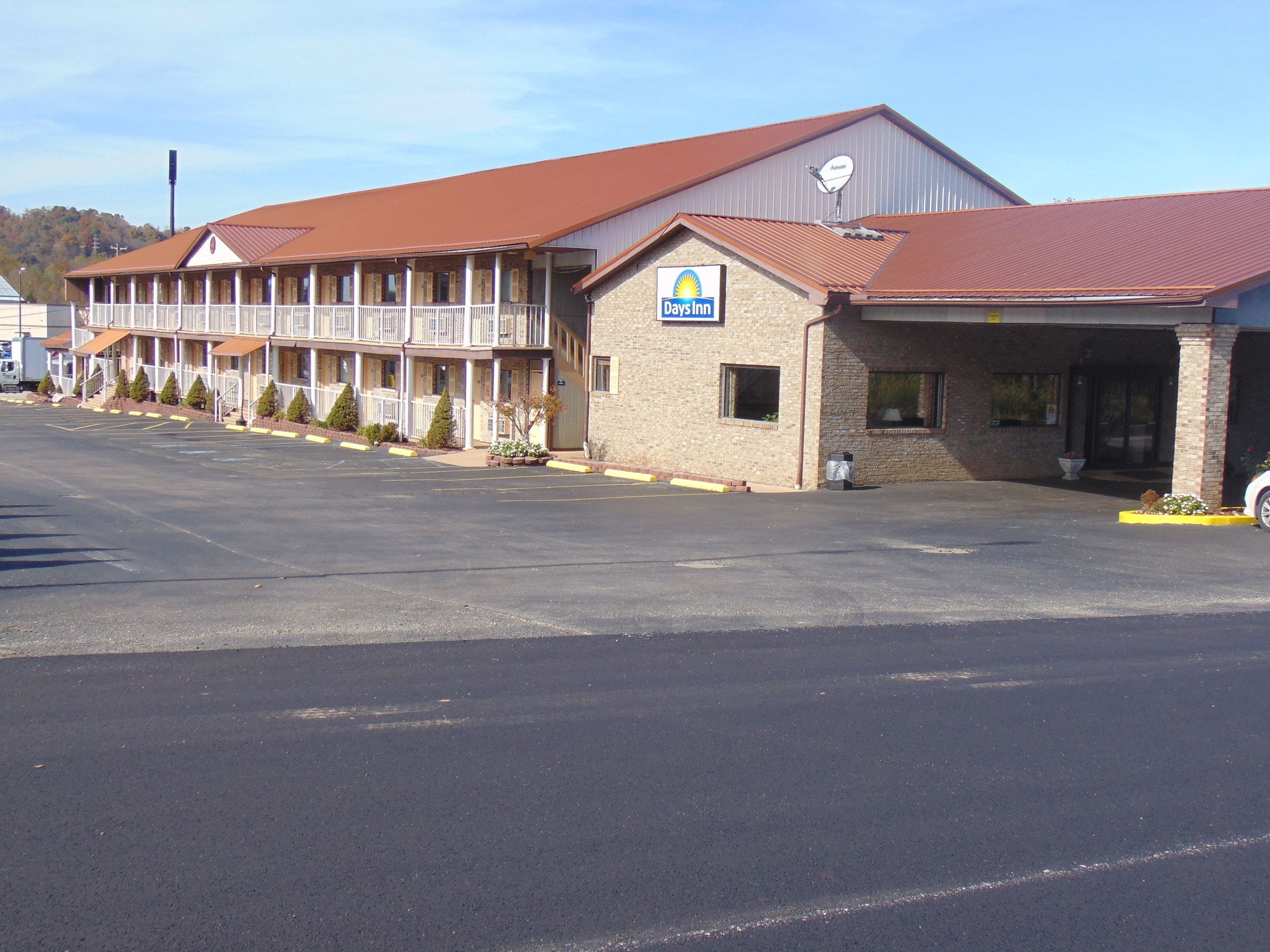 Фото Days Inn by Wyndham Huntington